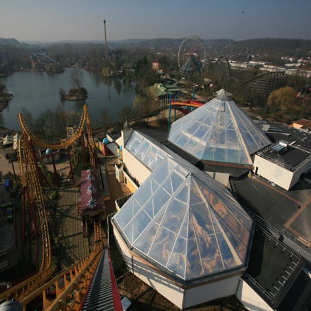 Vista aérea de la cubierta ETFE transparente en parque temático Aqualibi