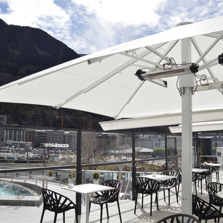 Terraza de Caldea en Andorra con cerramientos laterales y parasoles azores con calefacción