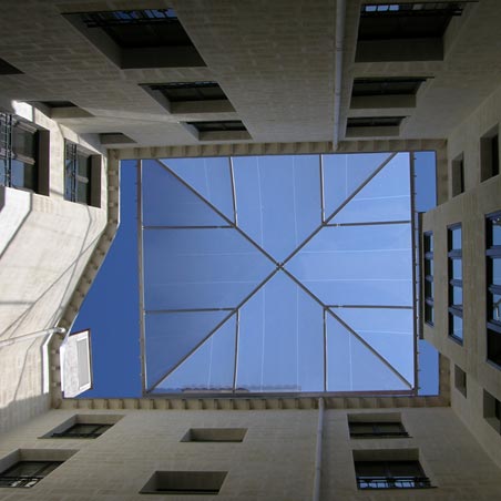 Cubierta de ETFE transparente en edificio residencial de Madrid