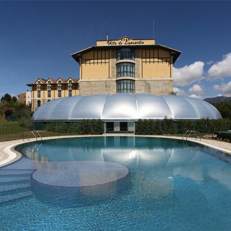 Cubierta ETFE semicircular en entrada del Hotel Villa de la Guardia delante de la piscina