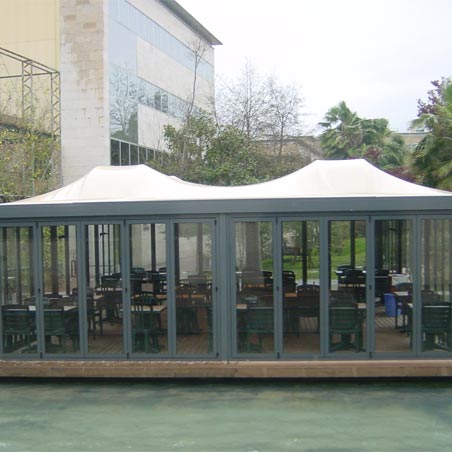 Estructura tensada en terraza en estanque del Parque empresarial citypark