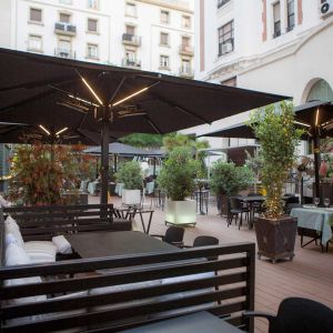 Parasol Azores en la terraza de un restaurante de Madrid