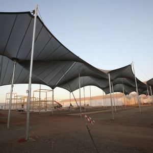 Inicio de la instalación de la estructura tensada con tejido de PVC