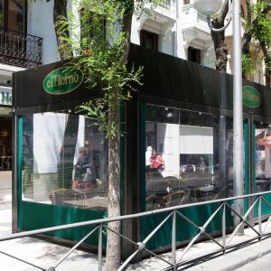 Pergola Giralda XL avec rideaux Clausa dans une boulangerie à Madrid