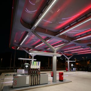 Estação nocturna CEPSA com iluminação LED vermelha.