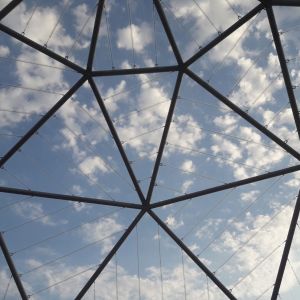 Vue des nuages ​​dans le ciel grâce à la transparence de l ETFE monocouche.
