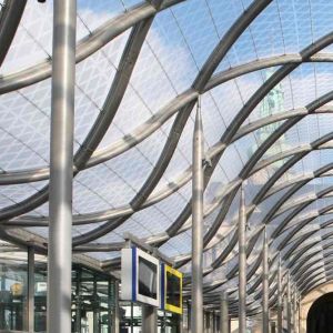 Vista des del interior de la cubierta ETFE transparente en la estación central de Luxembourg