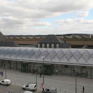 Vista de la cubierta ETFE transparente en la estación central de Luxembourg