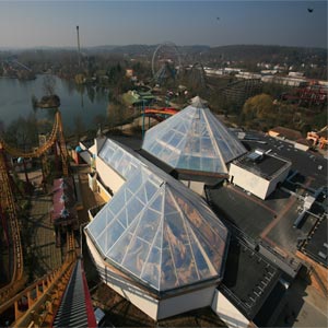 Vista aérea de la cubierta ETFE transparente en parque temático Aqualibi