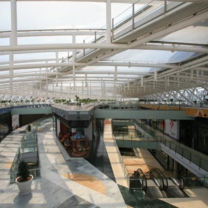 Interior del centro comercial con cubierta ETFE multicapa