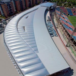 Vista aérea de la cubierta ETFE multicapa al lado de estadio deportivo