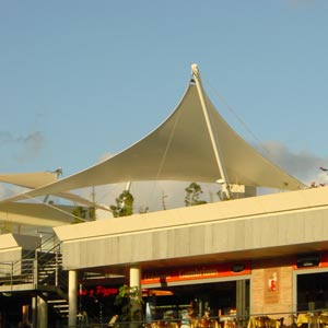 Estructura tensada cubriendo terraza y escaleras del centro comercial Biosfera