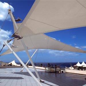 Estructura tensada en forma de vela en el centro comercial Bioesfera