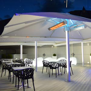 parasoles azores en la terraza de Caldea con iluminación azulada