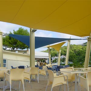 Estructura tensada triangular para terraza del restaurante can huguet