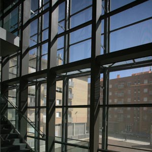 Interior de la fachada textil del edificio can marfa