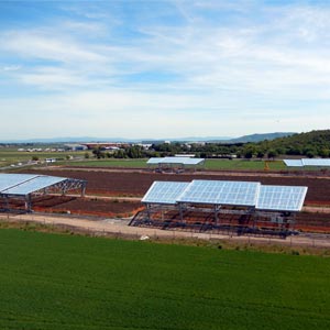 cuatro cubiertas de tres módulos para parcelas agrárias en Cance Inra