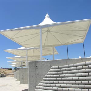Estructuras tensadas en forma de parasol para centro de residuos