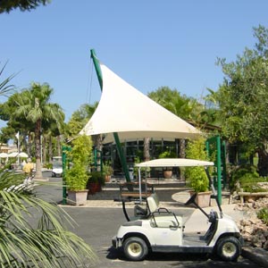 Estructura tensada para dar sombra a la zona de descanso en el Club de Golf El Plantío