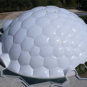 Vista aérea de la fachada ETFE como panel de abeja de la cúpula de la plaza milenio