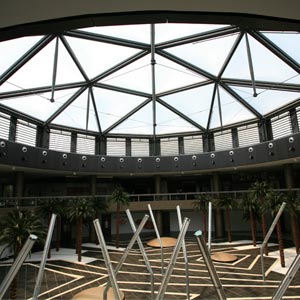 Cubierta ETFE transparente circular en centro comercial El tiro