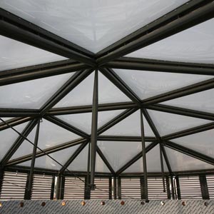 Cubierta ETFE en módulos triangulares en centro comercial El tiro
