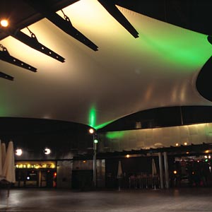 Estructuras tensadas con dos vértices elevados en centro comercial Equinoccio park de noche