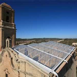 Vista interior hacia arriba de la iglesia con cubierta de ETFE transparente