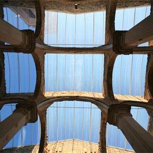 Vista interior hacia arriba de la iglesia con cubierta de ETFE transparente