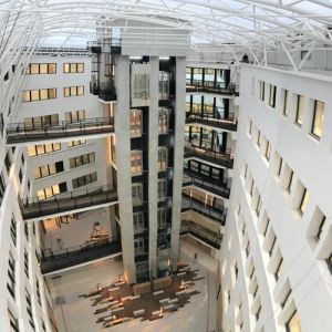 Vista del interior del edificio desde arriba.