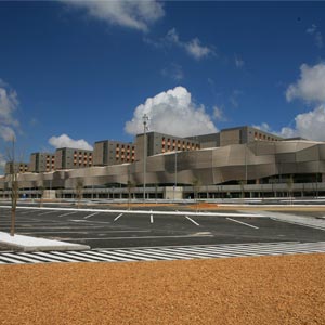 Fachada téxtil irregular alargada en Hospital Cartagena