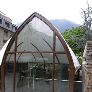 Exterior de la estructura tensada del hotel guillem en Andorra