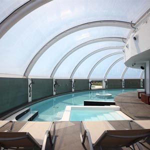 Interior de la cubierta ETFE del Hotel Villa de la Guardia con piscina interior y amacas