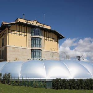 Cubierta ETFE semicircular en entrada del Hotel Villa de la Guardia de lateral