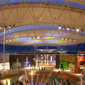 Interior de la estructura tensada del centro comercial Imaginalia