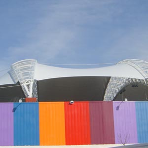 Lateral de la estructura tensada con dos puntos de apoyo del centro comercial Imaginalia