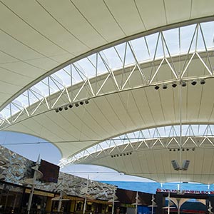Interior de la estructura tensada del centro comercial Imaginalia
