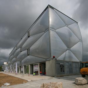 Fachada etfe en formas hexagonales de la instalación deportiva Le Nuage