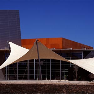 Estructura tensada en forma de rombo con dos vértices elevados en el Palacio de los congresos de mas