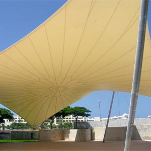 Estructura tensada en forma de rombo con dos vértices elevados en el Palacio de los congresos de mas