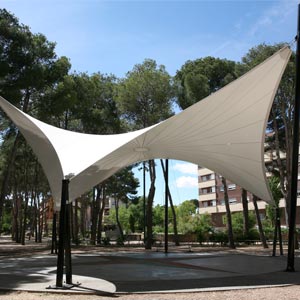 Estructura tensada en forma de rombo con dos vertices elevados en Parque botánico