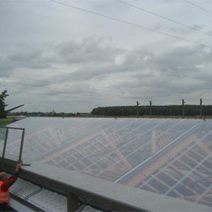 Vista superior de la cubierta ETFE transparente en peaje de la A1 de Francia