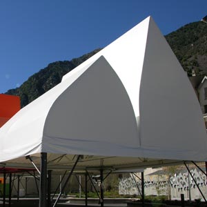Estructura tensada en forma de tiendas triangulares con elevación en plaza del comú