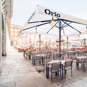 Parasol azores con publicidad del bar en la terraza de la Plaza Mayor de Madrid