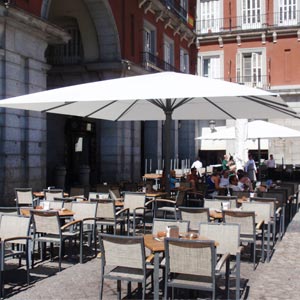 Parasol Azores grande cubriendo la terraza de un bar en la Plaza Mayor de Madrid