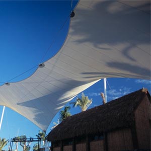 Estructura tensada en forma de parasol azul en parque temático Port Aventura