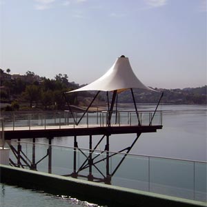 Estructura tensada en muello delante de lago en la Pousada do Freixo