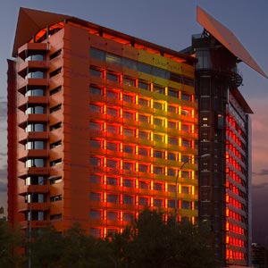Estructura tensada en fachada multicolor del Hotel Puerta América de noche