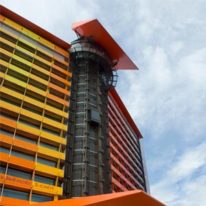 Estructura tensada en fachada multicolor del Hotel Puerta América