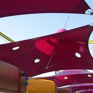Un módulo de la estructura tensada roja del centro comercial Puerta Toledo